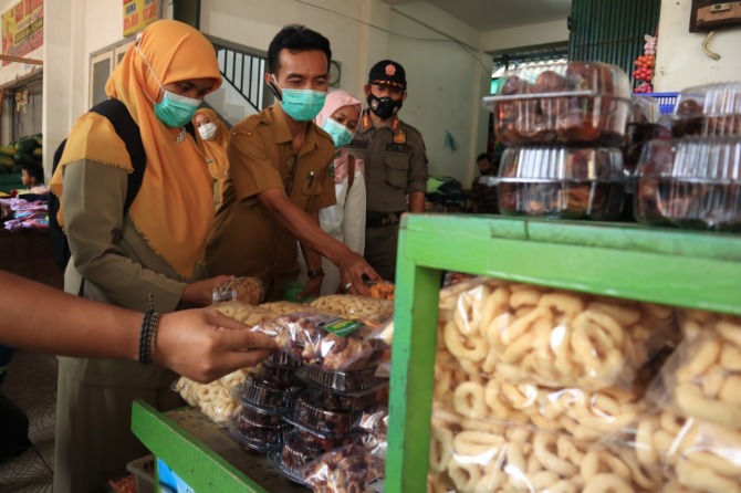 Dinkes Pacitan Sampling Produk Pangan di Dua Pasar Tradisional