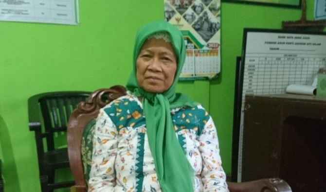 PERINTIS: Muthmainnah merupakan satu dari tiga perempuan pendiri Pondok Asuh Siti Hajar yang dibangun pada 1997. (RONAA NISA/JAWA POS RADAR MADIUN)
