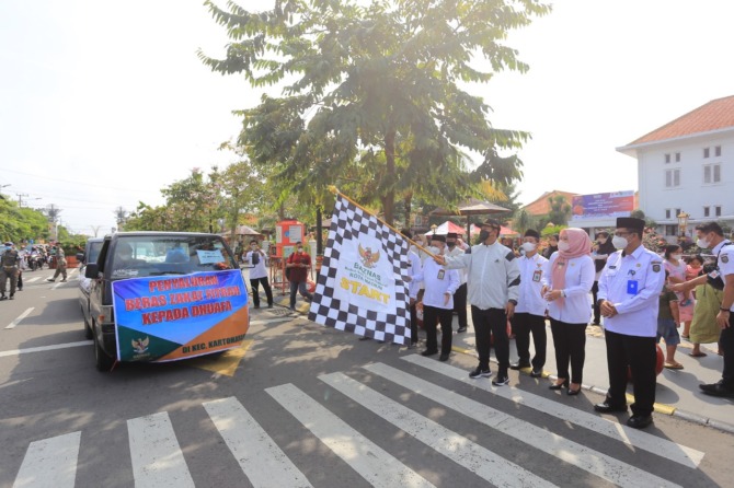 SIMBOLIS: Wali Kota Madiun Maidi meresmikan penyaluran zakat fitrah yang dikelola Baznas Kota Madiun kemarin (27/4). (BAGAS BIMANTARA/JAWA POS RADAR MADIUN)