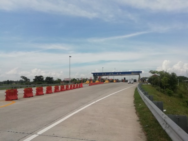 PULANG KAMPUNG: Volume kendaraan di GT Madiun meningkat drastis di momen mudik Lebaran tahun ini. (R BAGUS RAHADI/RADAR MADIUN)