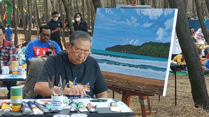 SENI: Presiden RI ke-6 SBY mengikuti kegiatan melukis bersama dengan warga Pacitan di pinggir Pantai Pancer Door, Sabtu (21/5). (ISTIMEWA)