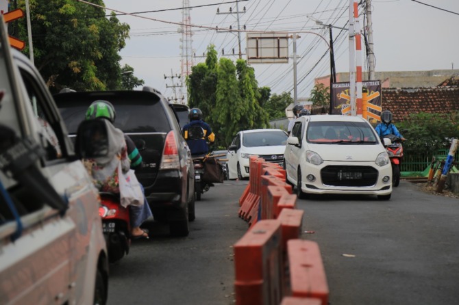 TITIK CROWDED: JPL Sukosari bakal diberlakukan satu arah jika terjadi kemacetan sepanjang dua kilometer. (BAGAS BIMANTARA/JAWA POS RADAR MADIUN)