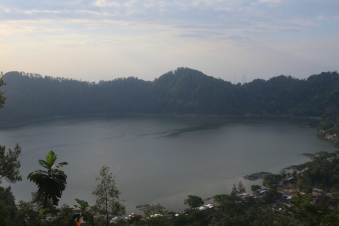 DESTINASI WISATA UTAMA: Wisatawan diprediksi bakal memadati Telaga Ngebel selama libur Lebaran. (AJI PUTRA/RADAR MADIUN)