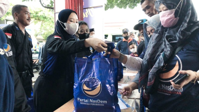 BERBAGI: Sebanyak 10 ribu paket parcel Lebaran dibagikan oleh Anggota DPR RI Sri Wahyuni kepada warga dan kader Partai Nasdem di Dapol VII Jatim. (ISTIMEWA)
