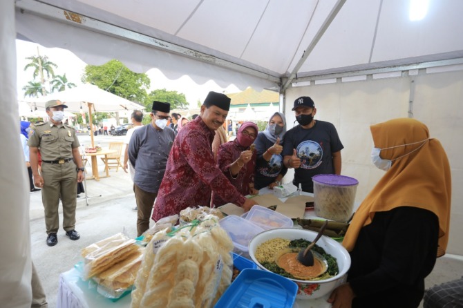 PRODUK LOKAL: Wali Kota Madiun Maidi meninjau sejumlah stan saat Festival Pecel Pincuk. (BAGAS BIMANTARA/RADAR MADIUN)