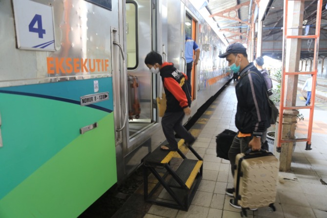 KENYAMANAN: PT Kereta Api Indonesia (KAI) Daop 7 Madiun menyiapkan segala sarana dan prasarana KA bagi pemudik. (BAGAS BIMANTARA/JAWA POS RADAR MADIUN)