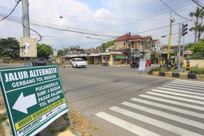 JALUR ALTERNATIF: Arus balik diarahkan ke Jalan Madiun-Sawahan (perempatan Sogaten) dari ring road barat. (BAGAS BIMANTARA/JAWA POS RADAR MADIUN)