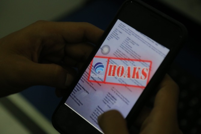 Contoh berita palsu yang telah distempel hoax oleh Diskominfo Kabupaten Madiun. (M.R. AKROMU NIAM/JAWA POS RADAR CARUBAN)