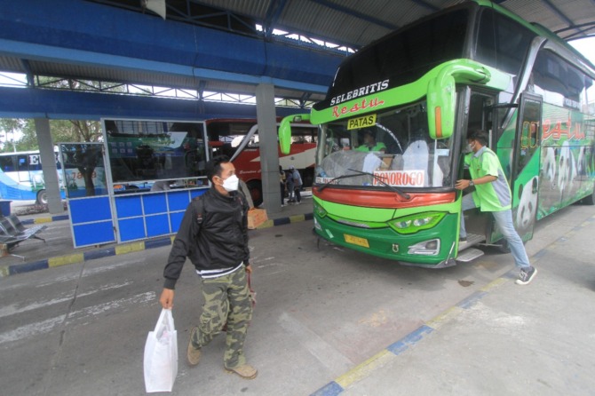 NORMAL: Kenaikan tarif tiket tak memengaruhi okupansi penumpang di Terminal Seloaji Ponorogo. (AJI PUTRA/RADAR PONOROGO)