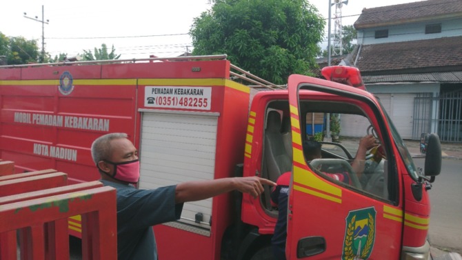 SIAGA: Mobil damkar tetap disiagakan saat momen Lebaran. (RONAA NISA/JAWA POS RADAR MADIUN)