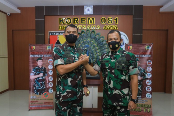 SALAM KOMANDO: Danrem 081/DSJ Madiun Kolonel Inf Waris Ari Nugroho (kiri) akan menyerahkan tongkat komando kepada Kolonel Inf Deni Rejeki (kanan) dalam sertijab di Makodam V/Brawijaya, Surabaya, hari ini (10/5). (BAGAS BIMANTARA/JAWA POS RADAR MADIUN)