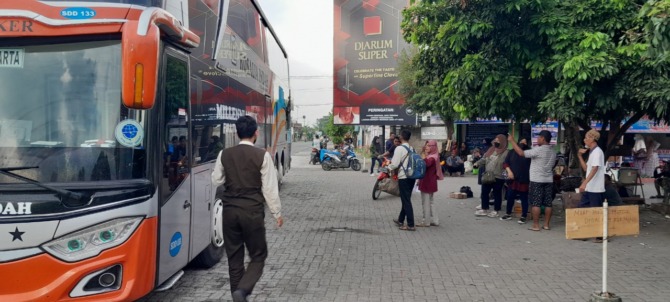 SABAR: Puluhan penumpang menunggu kedatangan bus di Terminal Kertonegoro, Ngawi, kemarin. (ASEP SYAEFUL BACHRI/JAWA POS RADAR NGAWI)