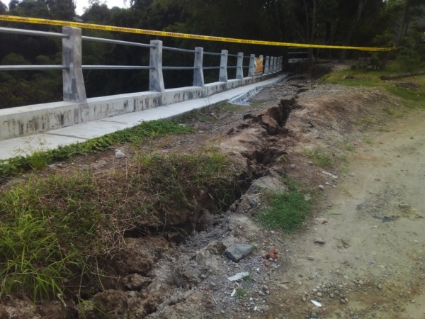 MEREKAH: Talut Kali Gandong ambles sejak Minggu (8/5). Panjang retakan mencapai 70 meter. (FAIZAL AMJAD/JAWA POS RADAR MAGETAN)