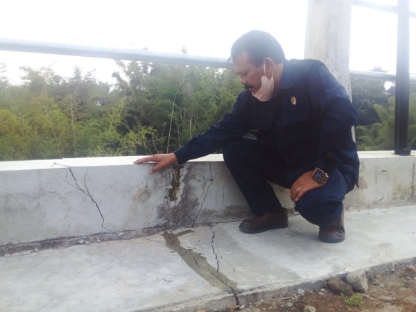 HASIL SIDAK: Komisi D menyesalkan kerusakan talut Kali Gandong yang baru rampung dibangun akhir tahun lalu. (FAIZAL AMJAD/JAWA POS RADAR MAGETAN)