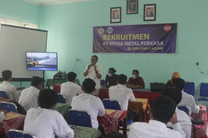 MENDAPAT KEPERCAYAAN: Sebanyak 120 siswa kelas XII SMK PGRI I Ngawi mengikuti tes rekrutmen PT Mitra Metal Perkasa kemarin. (ASEP SYAEFUL/RADAR NGAWI)