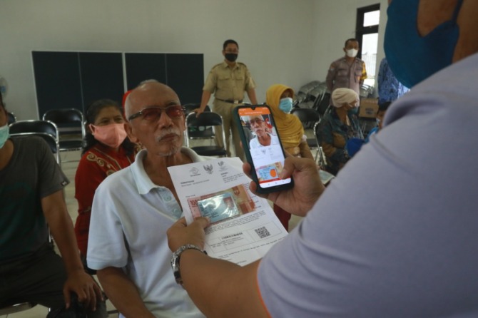 SUBSIDI PEMERINTAH: Penyaluran BLT migor di Kabupaten Madiun beberapa waktu lalu. Ada 548 KPM belum mencairkan bantuan tersebut. (R BAGUS RAHADI/JAWA POS RADAR MADIUN)