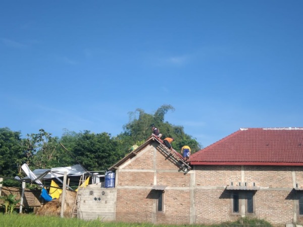 RUSAK: Beberapa rumah warga di Magetan rusak diterjang angin puting beliung pada Sabtu (14/5) lalu. (ISTIMEWA)