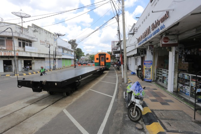 SAKSI BISU: Bangunan Toko Roti Liem dan Bus Liem masih berdiri di kawasan Jalan Bogowonto. (BAGAS BIMANTARA/RADAR MADIUN)