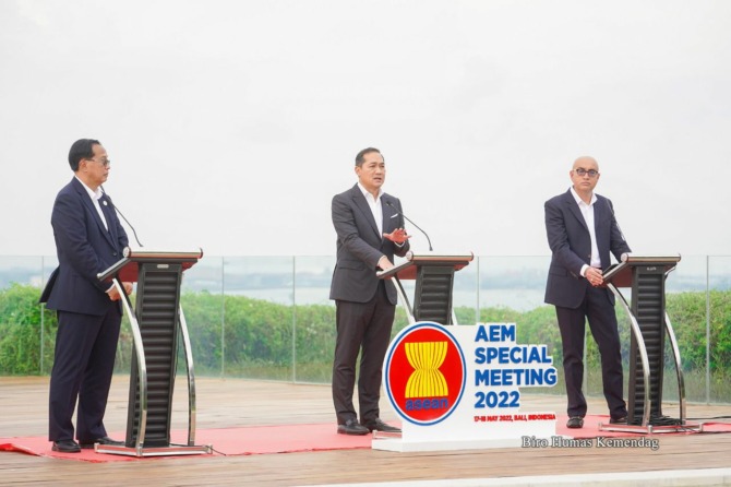 EKONOMI MINISTERS: Mendag Muhammad Lutfi bersama Mendag Kamboja Pan Sorasak dan Wakil Sekretaris Jenderal ASEAN Satvinder Singh menggelar konferensi pers terkait pertemuan khusus para menteri ekonomi se-Asia Tenggara, Rabu (18/5). (ISTIMEWA)