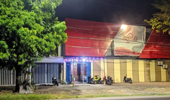 BUKA LAGI: Tempat karaoke Areda di Mejayan, Kabupaten Madiun diduga belum mengajukan permohonan izin operasional usaha pariwisata. (ISTIMEWA)