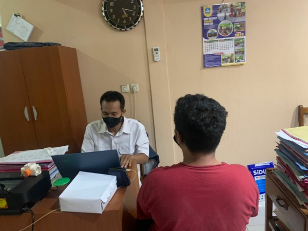 KELEWATAN: Petugas kepolisian memeriksa pria yang membawa kabur motor calon istri sehari sebelum akad nikah. (SATRESKRIM POLRES MADIUN FOR RADAR CARUBAN)