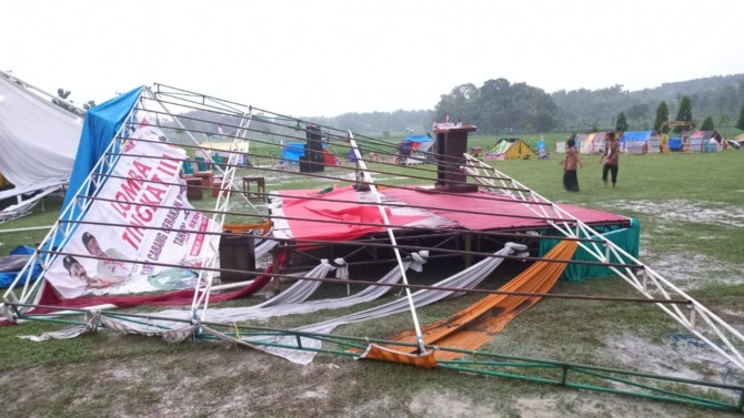 NIHIL KORBAN: Panggung upacara pembukaan Lomba Tingkat III Kwarcab Pramuka Ngawi ambruk disapu angin kencang kemarin siang. (ASEP SYAEFUL BACHRI/JAWA POS RADAR NGAWI)