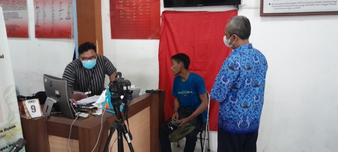 MENDEKATKAN PELAYANAN: Petugas disdukcapil tengah melakukan instal mesin cetak KTP elektronik yang akan disalurkan ke 10 kecamatan. (ASEP SYAEFUL BACHRI/JAWA POS RADAR NGAWI)