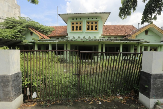 MENGERIKAN: Eks kantor Dinkes-PPKB Kota Madiun di Jalan Trunojoyo, Nambangang Kidul, Manguharjo, rencananya akan dirhab tahun ini. Namun, ditunda karena anggaran tidak cukup. (BAGAS BIMANTARA/RADAR MADIUN)