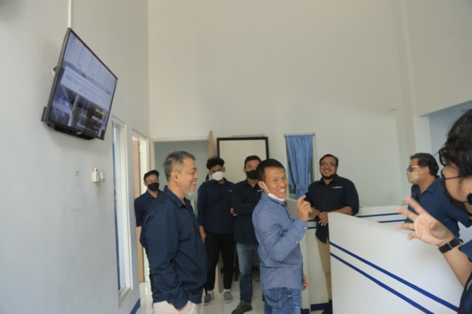 SIAP MENGUDARA: Direktur Utama Jawa Pos Leak Kustiya bersama dengan Direktur Bisnis Jawa Pos Eddy Nugroho meninjau calon biro studio di kantor Jawa Pos Radar Madiun ditemani oleh Direktur Radar Madiun Wahyudi Novianto kemarin (23/5). (BAGAS BIMANTARA/RADA