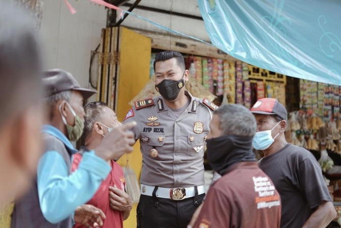ATLETIS: AKP Ayip Rizal saat berinteraksi dengan sejumlah warga. (ISTIMEWA)