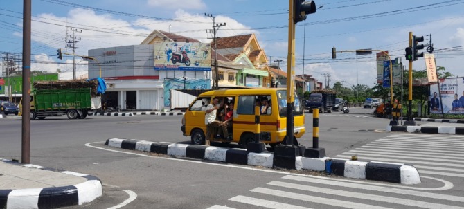 PENUH: Angkutan umum trayek Ngawi–Geneng membawa sejumlah pelajar. (ASEP SYAEFUL BACHRI/JAWA POS RADAR NGAWI)