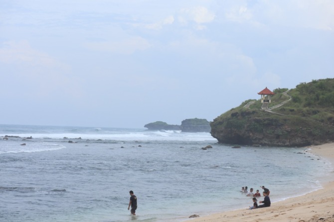 WISATA ANDALAN: Pantai Watukarung termasuk dua teratas destinasi pelancongan dengan tingkat kunjungan tertinggi. (SUGENG DWI N./JAWA POS RADAR PACITAN)