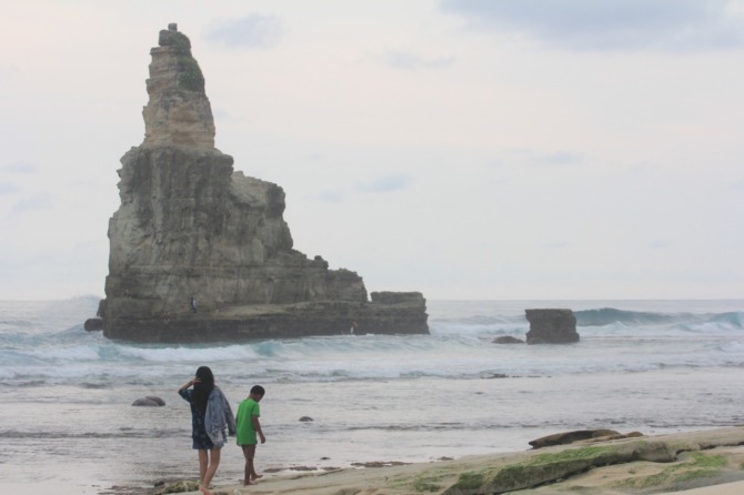 ELOK: Pantai Buyutan menjadi salah satu destinasi wisata yang dikelola pemerintah desa. (AJI PUTRA/JAWA POS RADAR PACITAN)