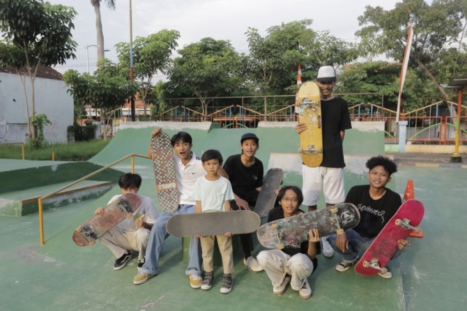 KOMPAK: Anggota Madiun Skateboard di sela latihan beberapa waktu lalu (BAGAS BIMANTARA/JAWA POS RADAR MADIUN)