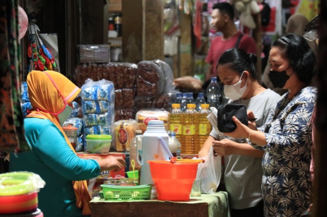 MELIMPAH TAPI MENGKHAWATIRKAN: Stok migor curah di beberapa pasar mulai melimpah.  (SUGENG DWI N./JAWA POS RADAR PACITAN)