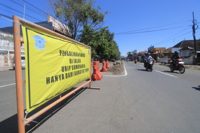 SATU ARAH: Trotoar di sepanjang Ursum bakal dilebarkan 4,65 meter menyisakan ruas jalan selebar 11,90 meter. (AJI PUTRA/JAWA POS RADAR PONOROGO)