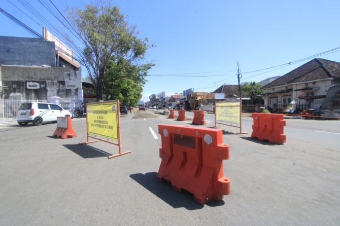ONE WAY: Jalan Urip Sumoharjo, Ponorogo diuji coba satu jalur. (AJI PUTRA/JAWA POS RADAR PONOROGO)