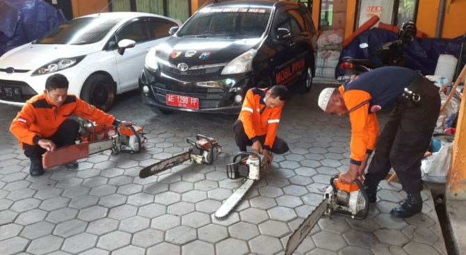 ANTISIPASI: Petugas BPBD Kabupaten Madiun mengecek peralatan penanganan bencana untuk mengantisipasi dampak musim pancaroba, Minggu (5/6). (ISTIMEWA)