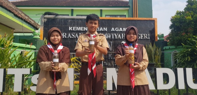 NONKIMIA: Tim KIR MTsN 3 Madiun mengolah limbah menjadi pupuk organik cair. (ISTIMEWA)