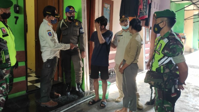 MASIH PELAJAR: SH dan AF tepergok petugas Satpol PP Kota Madiun sedang berduaan di dalam kamar rumah kos Jalan Candi Sewu kemarin (8/6). (HENGKY RISTANTO/JAWA POS RADAR MADIUN)