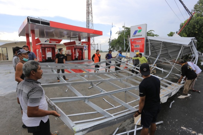 BENCANA: Atap Pertashop di Jalan Taman Praja, Taman, porak-poranda disapu hujan disertai angin kencang kemarin (8/6). (BAGAS BIMANTARA/RADAR MADIUN)