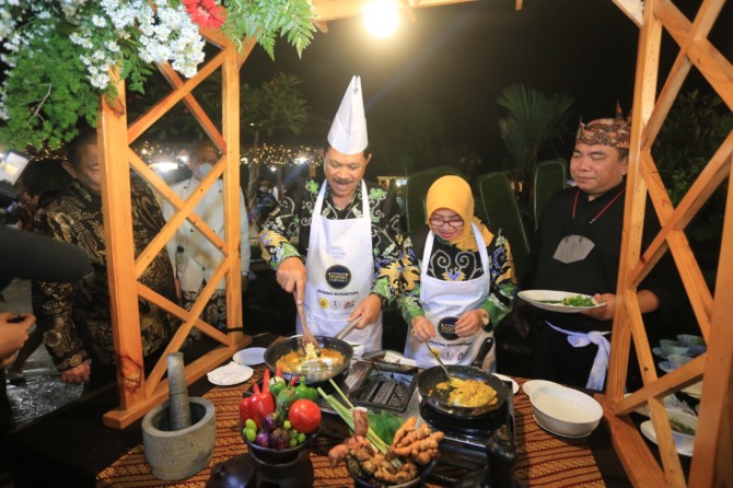 BAK CHEF: Wali Kota Madiun Maidi dan Ketua TP-PKK Kota Madiun Yuni Setyawati Maidi memasak bersama di AFF ke-12 di Hotel Aston Madiun kemarin. (BAGAS BIMANTARA/RADAR MADIUN)