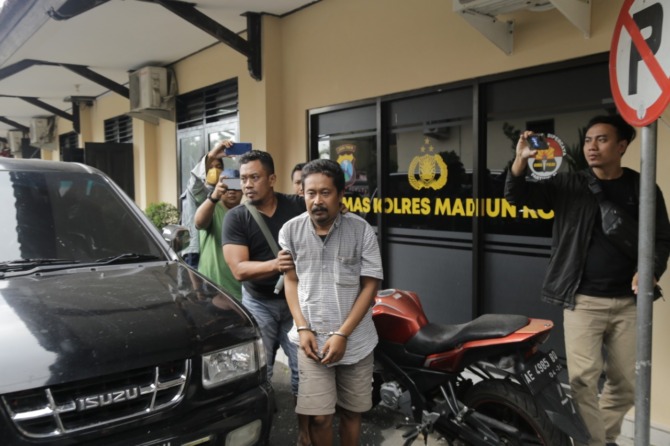 PELAKU: Nursali ditangkap polisi usai membunuh pensiunan RRI Madiun. (BAGAS BIMANTARA/RADAR MADIUN)