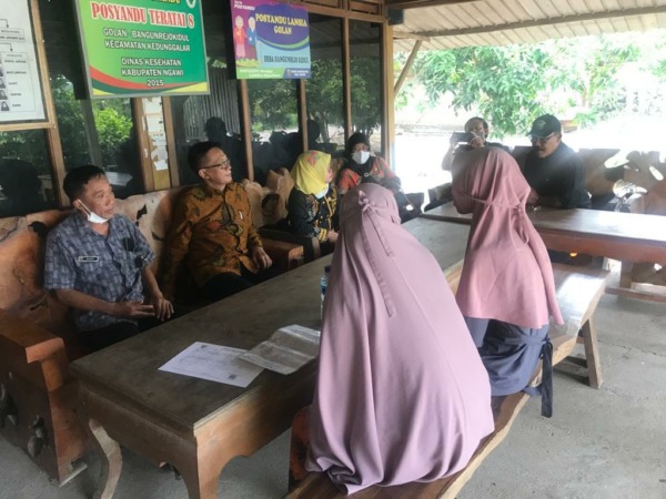 TURUN TANGAN: Pihak DPPPA KB Ngawi mengklarifikasi kasus pernikahan dini yang melibatkan salah satu kepala dusun di Kecamatan Kedunggalar. (DPPPA KB FOR JAWA POS RADAR NGAWI)