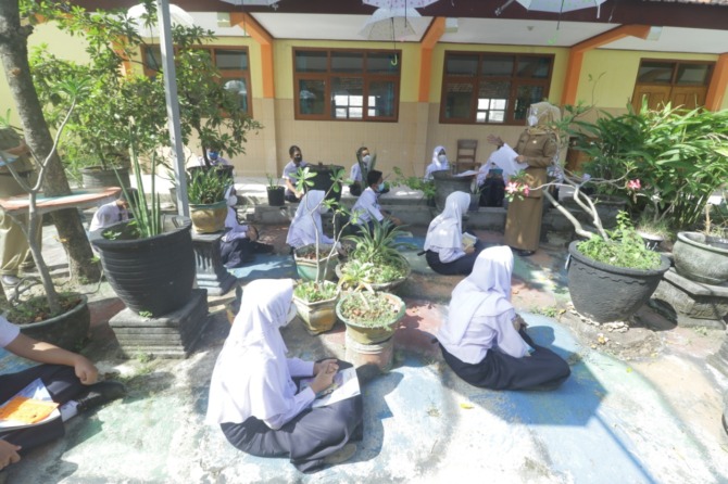 ILUSTRASI: Kegiatan siswa salah satu SMPN di Kabupaten Madiun. Dikbud setempat membagi tiga zona dalam PPDB jenjang SMP tahun ini. (R BAGUS RAHADI/RADAR MADIUN)