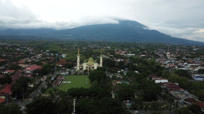 AWAS CUACA EKSTREM: Potensi cuaca ekstrem masih cukup tinggi di pertengahan tahun ini. (R BAGUS RAHADI/JAWA POS RADAR MAGETAN)