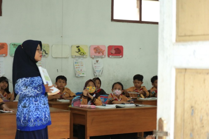 PEMBELAJARAN: Puluhan siswa saat mengikuti pembelajaran tatap muka di SDN Baleharjo. (DOKUMEN JAWA POS RADAR PACITAN)