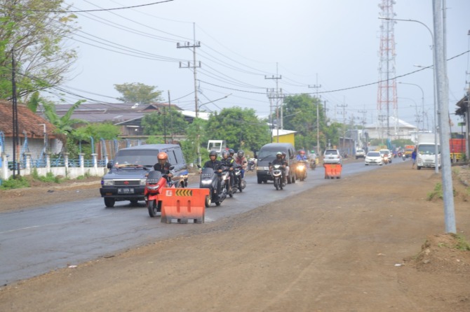 TERKENDALA LAHAN: Pemkot Madiun bakal menyelesaikan kendala proyek pelebaran Jalan Basuki Rahmat yang kini mandek sementara. (BAGAS BIMANTARA/JAWA POS RADAR MADIUN)