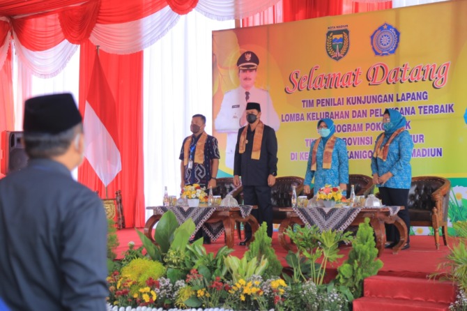 PENILAIAN LAPANGAN: Wali Kota Maidi, Ketua Tim Penilai Lomba Kelurahan Mochammad Wahyudi, dan Ketua Tim Penggerak PKK Kota Madiun Yuni Setyawati di Lapak UMKM Kampir, Kanigoro, kemarin. (BAGAS BIMANTARA/JAWA POS RADAR MADIUN)