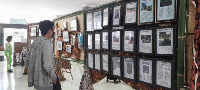 SARANA EDUKASI: Pameran arsip yang digelar Dinas Perpustakaan dan Kearsipan Ngawi menyuguhkan literatur sejarah kabupaten ini sejak 1839. (ASEP SYAEFUL BACHRI/JAWA POS RADAR NGAWI)